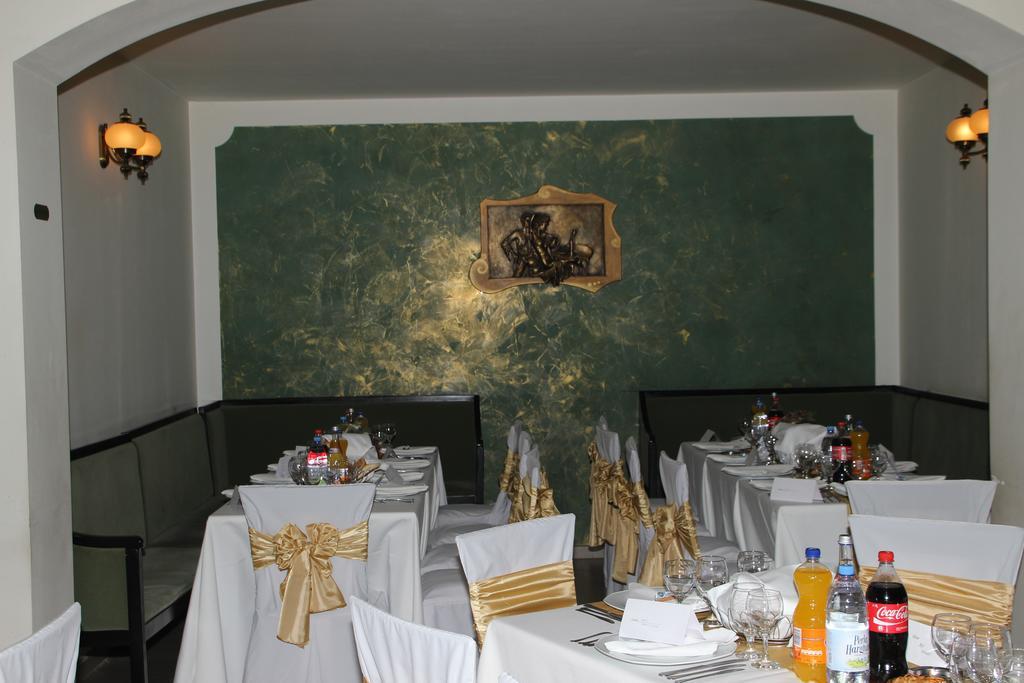 Hotel Royal 2 Urziceni Extérieur photo