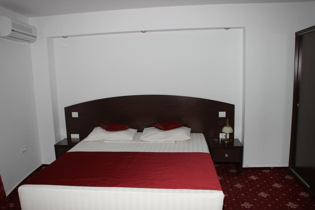 Hotel Royal 2 Urziceni Extérieur photo