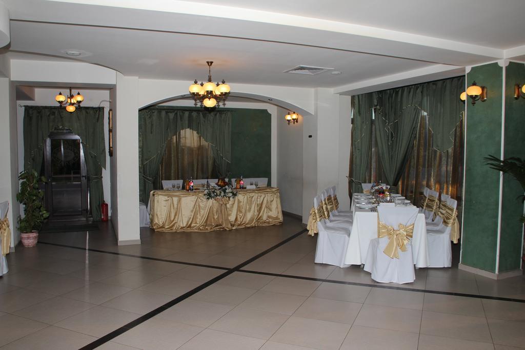 Hotel Royal 2 Urziceni Extérieur photo
