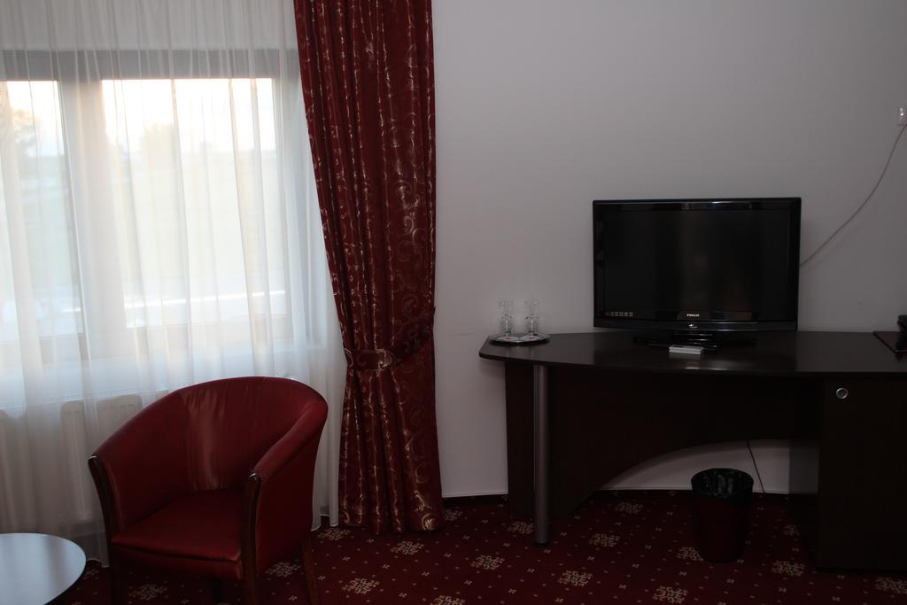 Hotel Royal 2 Urziceni Extérieur photo