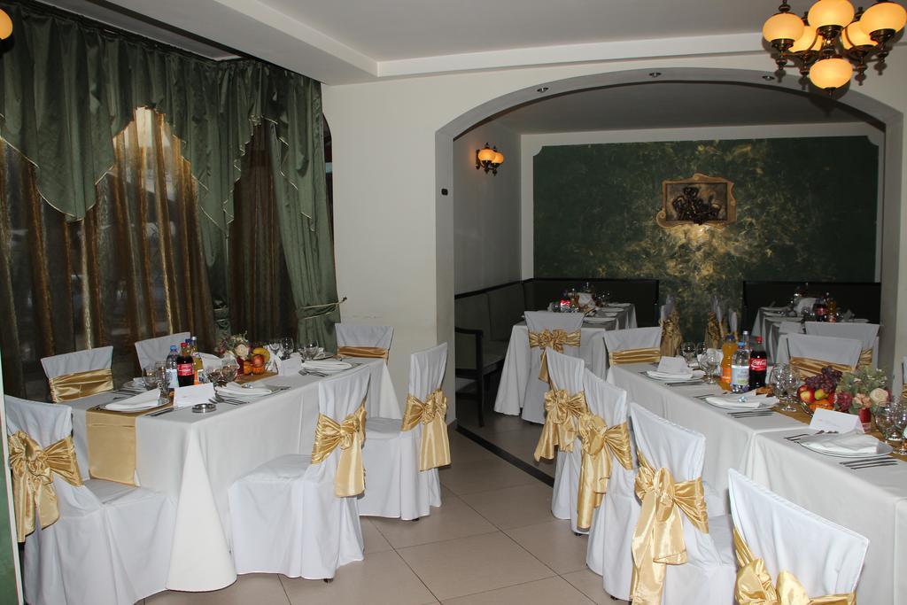 Hotel Royal 2 Urziceni Extérieur photo