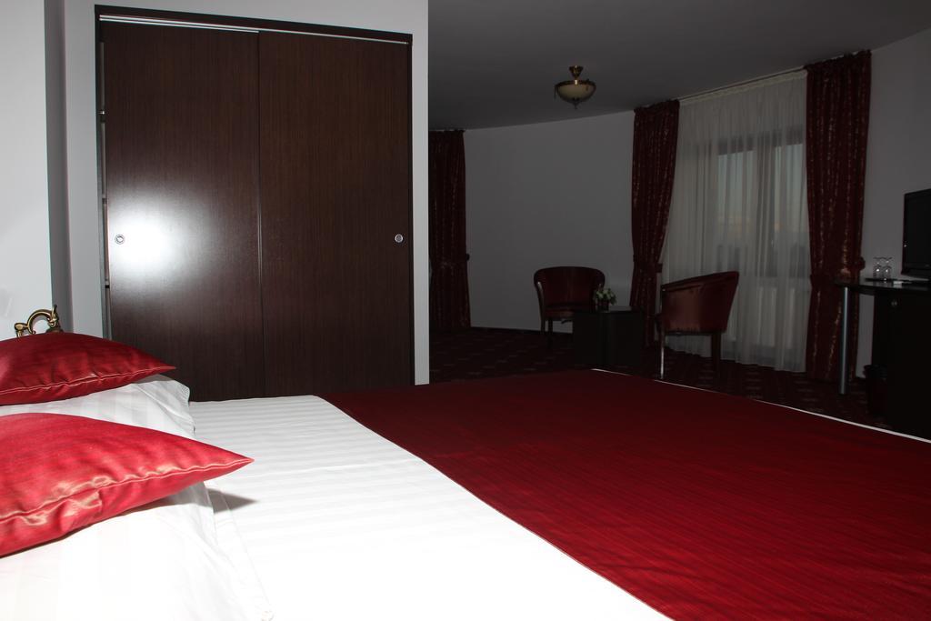 Hotel Royal 2 Urziceni Extérieur photo