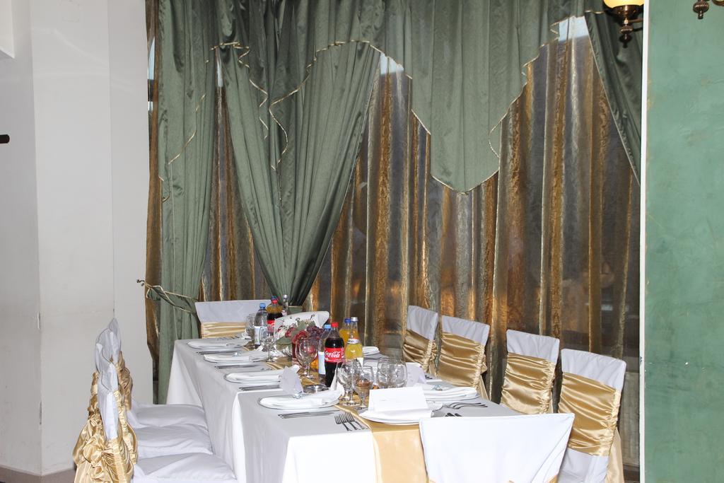Hotel Royal 2 Urziceni Extérieur photo